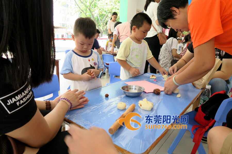 安抚孩子有妙招 望牛墩一幼儿园邀家长做美食陪伴孩子适应