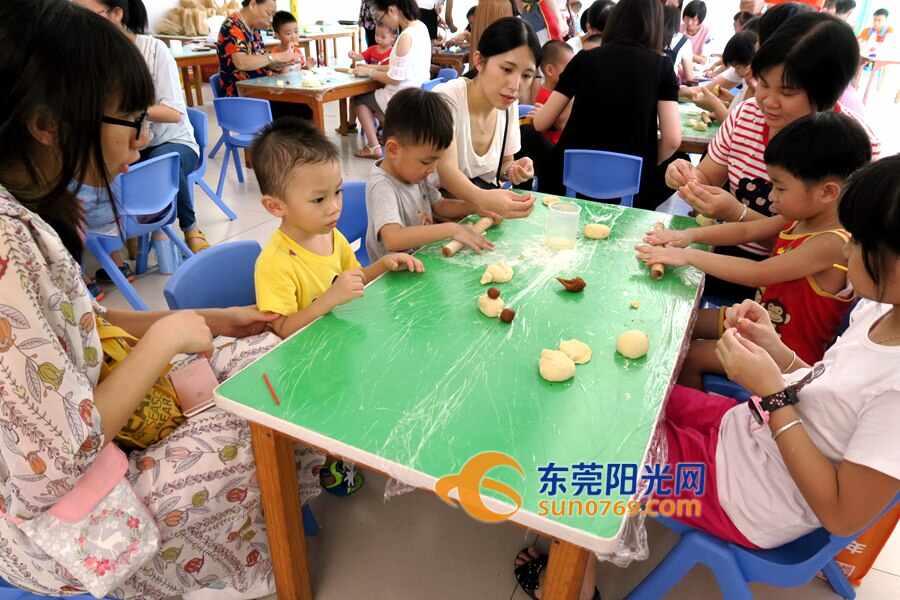 安抚孩子有妙招 望牛墩一幼儿园邀家长做美食陪伴孩子适应