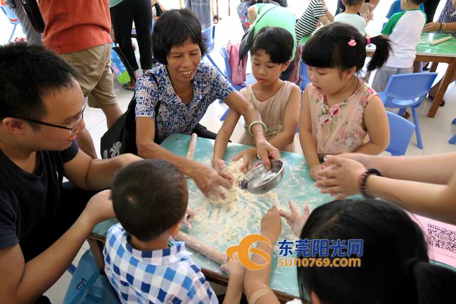 安抚孩子有妙招 望牛墩一幼儿园邀家长做美食陪伴孩子适应