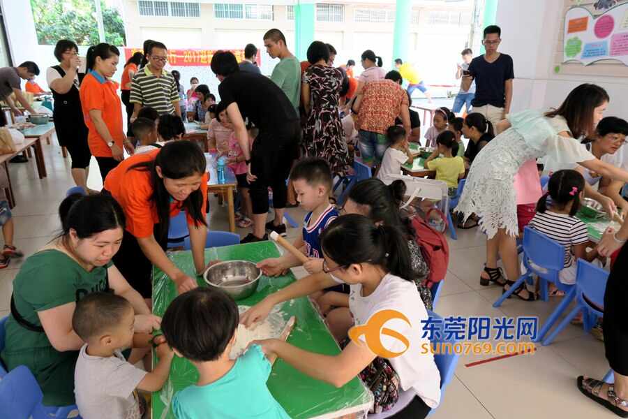 安抚孩子有妙招 望牛墩一幼儿园邀家长做美食陪伴孩子适应