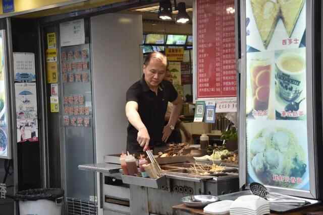 东莞这家茶餐厅曾是果汁店，从1996年开到现在，人称“莞中饭堂”