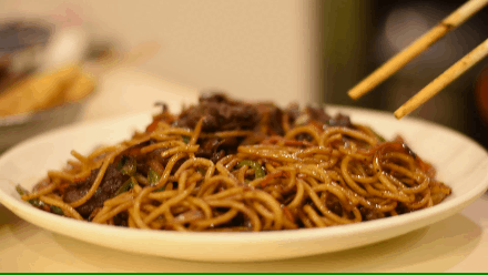 东莞这家茶餐厅曾是果汁店，从1996年开到现在，人称“莞中饭堂”