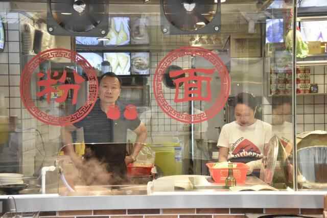 东莞这家茶餐厅曾是果汁店，从1996年开到现在，人称“莞中饭堂”