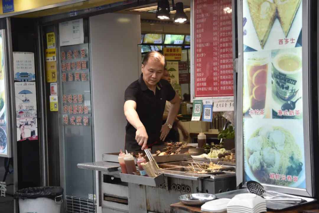 东莞这家茶餐厅曾是果汁店，从1996年开到现在，人称“莞中饭堂”