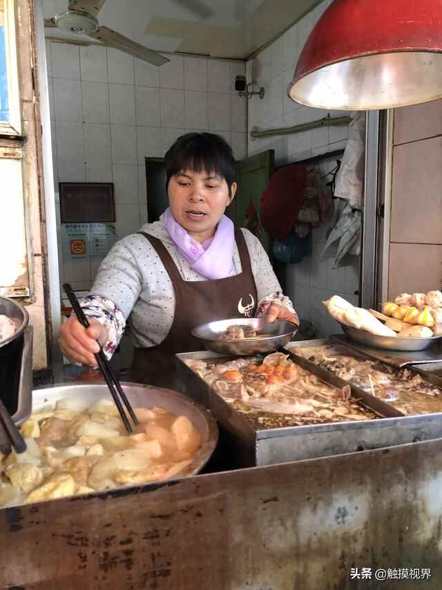 东莞开了28年的店，藏在图书馆正对面，生意很火，食客络绎不绝