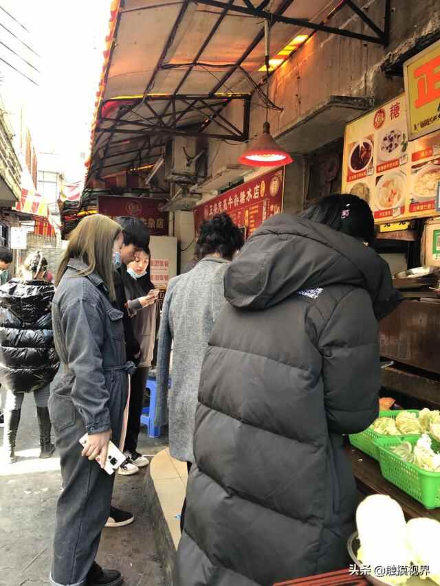 东莞开了28年的店，藏在图书馆正对面，生意很火，食客络绎不绝