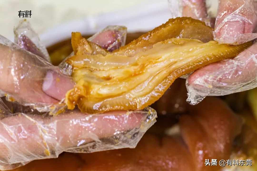 15年老字号！这碗鲜甜无骨的鲫鱼粥，驱车^^^