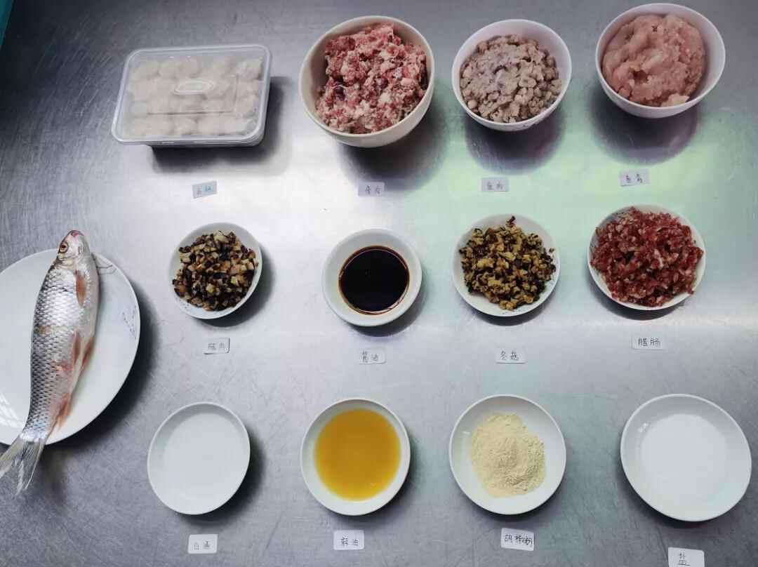 据说在秋天，没有一条鲮鱼可以活着离开中堂