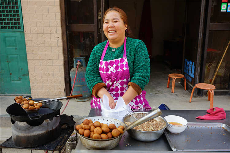 西安秦镇传统街头美食：5毛一个，想买还限购，你吃过吗？