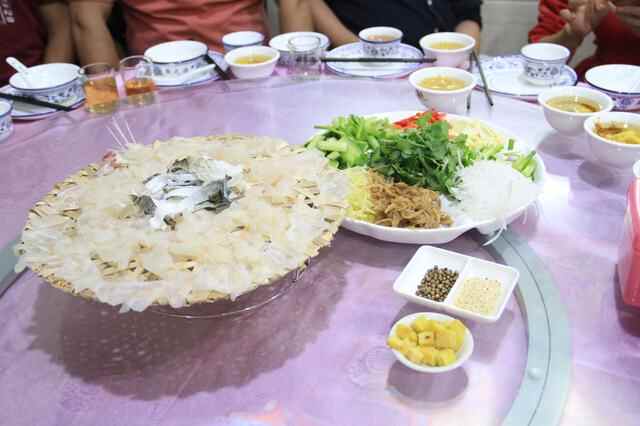 (万江潮鑫隆食府)潮州师傅刀工了得，鱼片薄如蝉翼，鱼生狗肉