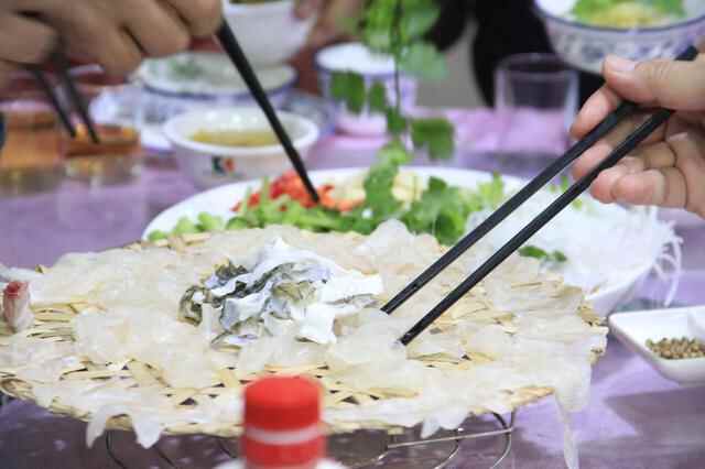 (万江潮鑫隆食府)潮州师傅刀工了得，鱼片薄如蝉翼，鱼生狗肉