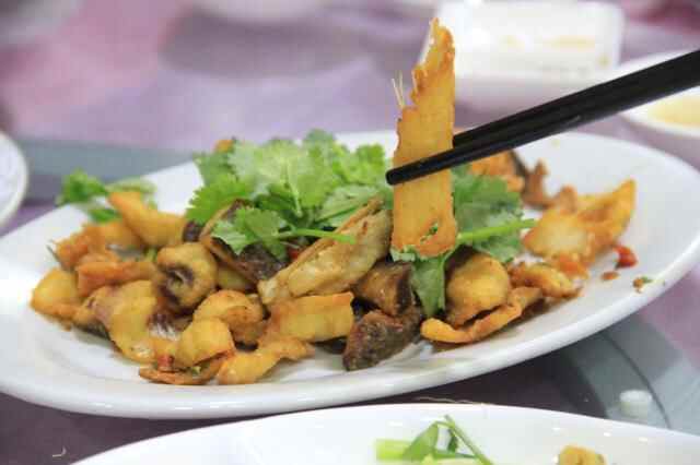 (万江潮鑫隆食府)潮州师傅刀工了得，鱼片薄如蝉翼，鱼生狗肉