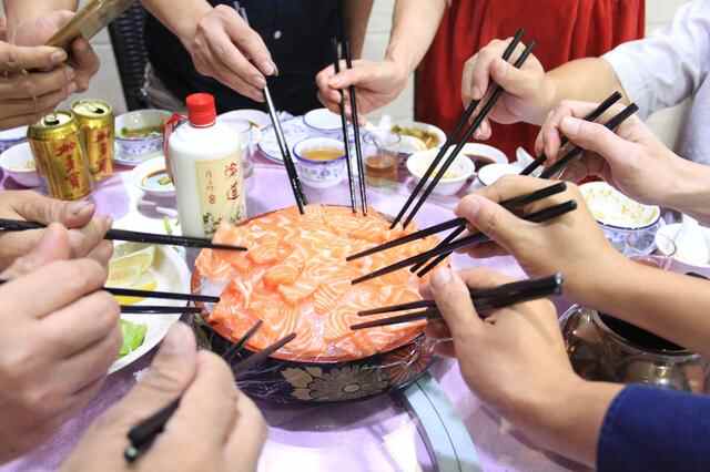 (万江潮鑫隆食府)潮州师傅刀工了得，鱼片薄如蝉翼，鱼生狗肉