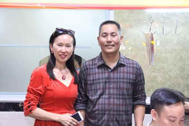 (万江潮鑫隆食府)潮州师傅刀工了得，鱼片薄如蝉翼，鱼生狗肉