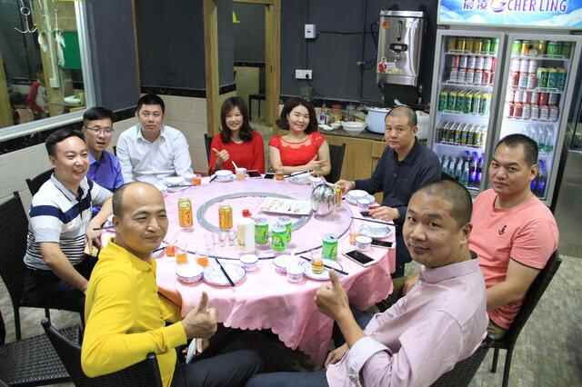 (万江潮鑫隆食府)潮州师傅刀工了得，鱼片薄如蝉翼，鱼生狗肉