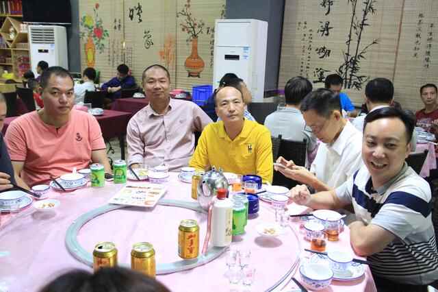 (万江潮鑫隆食府)潮州师傅刀工了得，鱼片薄如蝉翼，鱼生狗肉