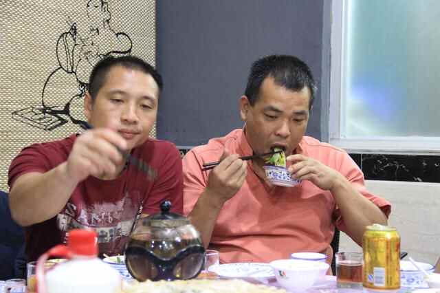 (万江潮鑫隆食府)潮州师傅刀工了得，鱼片薄如蝉翼，鱼生狗肉