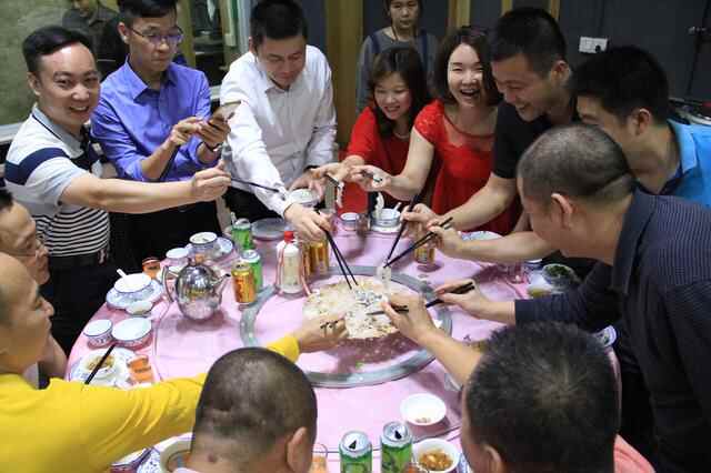 (万江潮鑫隆食府)潮州师傅刀工了得，鱼片薄如蝉翼，鱼生狗肉
