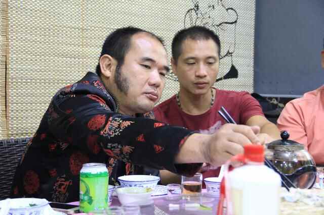 (万江潮鑫隆食府)潮州师傅刀工了得，鱼片薄如蝉翼，鱼生狗肉