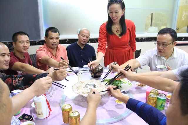 (万江潮鑫隆食府)潮州师傅刀工了得，鱼片薄如蝉翼，鱼生狗肉