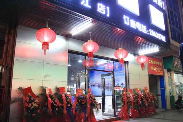 (万江潮鑫隆食府)潮州师傅刀工了得，鱼片薄如蝉翼，鱼生狗肉
