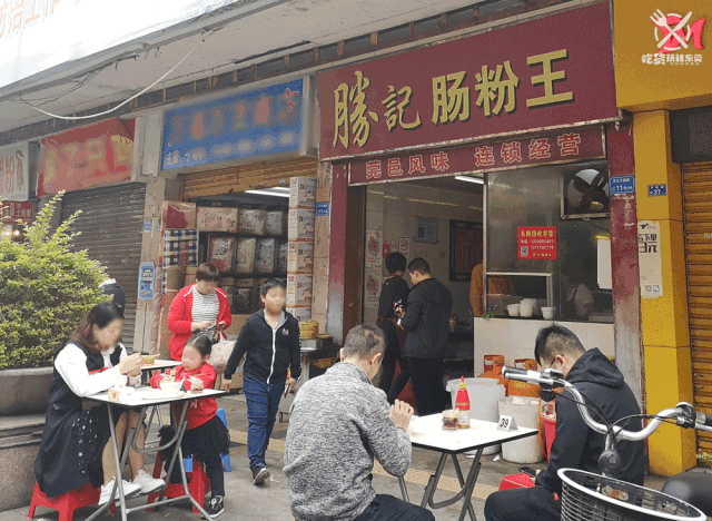 藏匿在万江公园旁的早餐店，每天人气爆棚排长龙