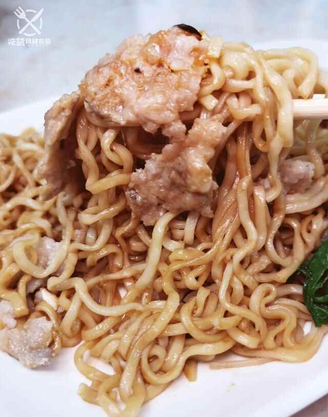藏匿在万江公园旁的早餐店，每天人气爆棚排长龙