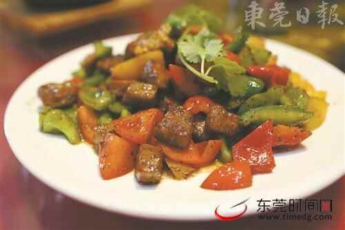 万江美女主厨的荷主题美食天地 中西结合“眷恋”家乡味道